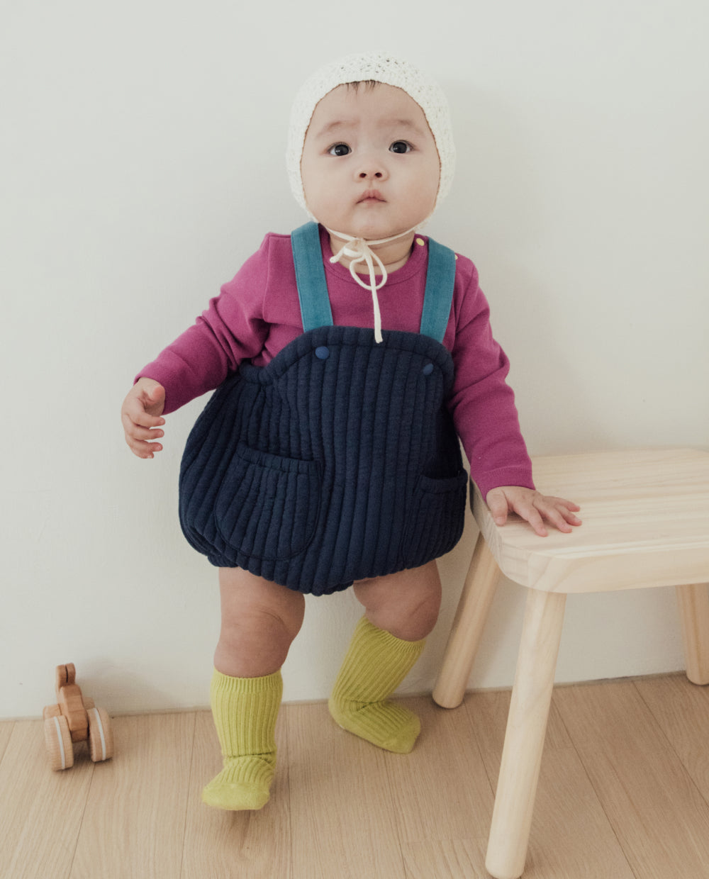 [Baby] ふんわり三重キルティングサスペンダーバイカラーロンパース
