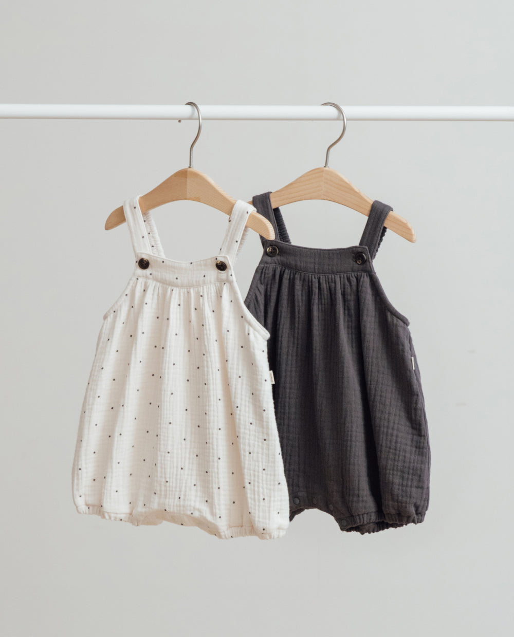 [Baby] ふんわり三重ガーゼ サロペットロンパース