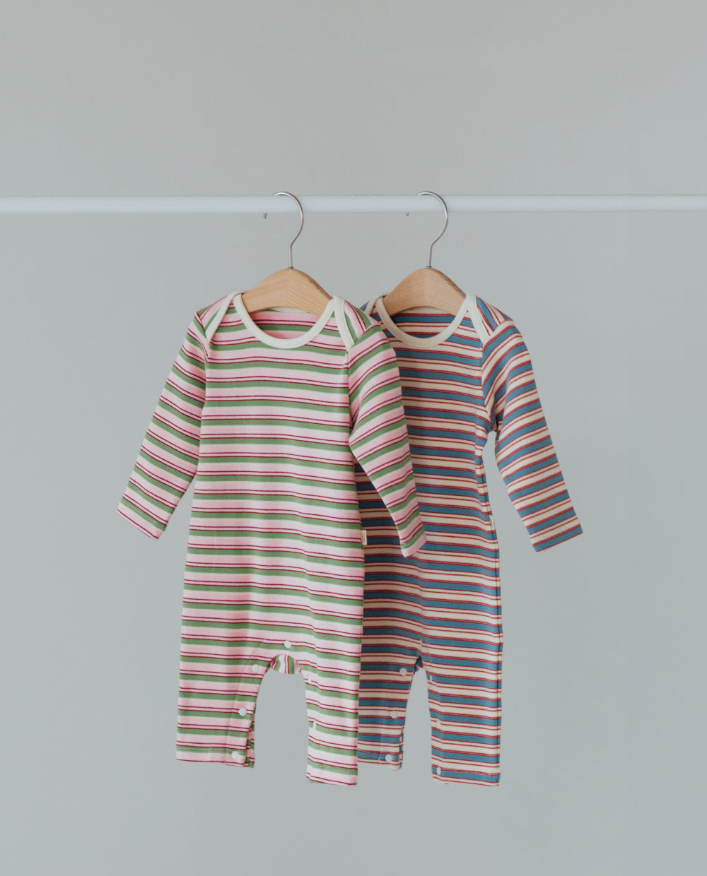 [Baby] ストレッチコットンマルチストライプスリムフィットロンパース